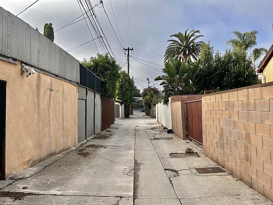 Alley next to 506 Dewey St, Venice CA 90291