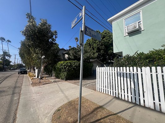 Alley next to 900 E Venezia