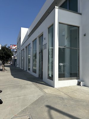 700 N Fairfax Ave