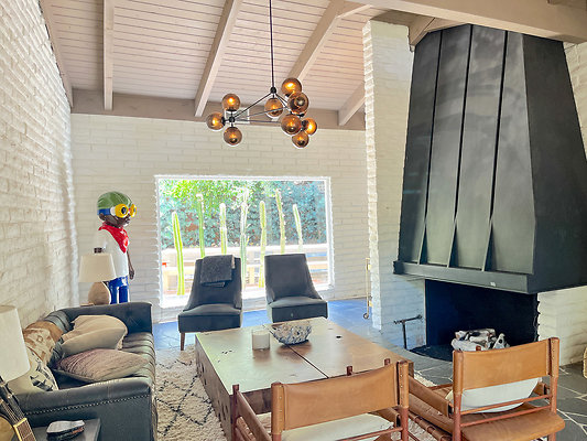 Calabasas - White Brick Ranch - 465 Cold Cyn Rd 92302 - Toni