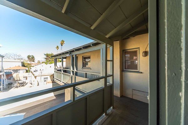 13914 balcony 4