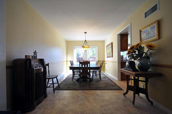 9392 dining 1