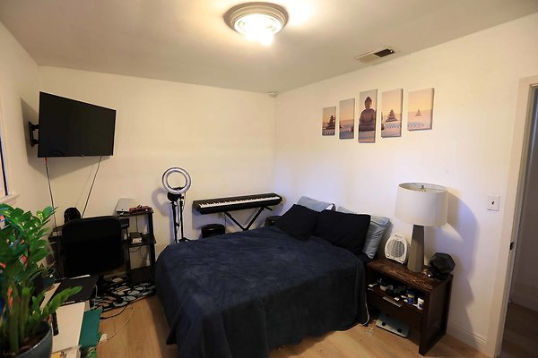 452A Bedroom2 0085