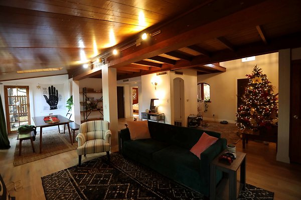 452A Family Room &amp; Dining Area 0069