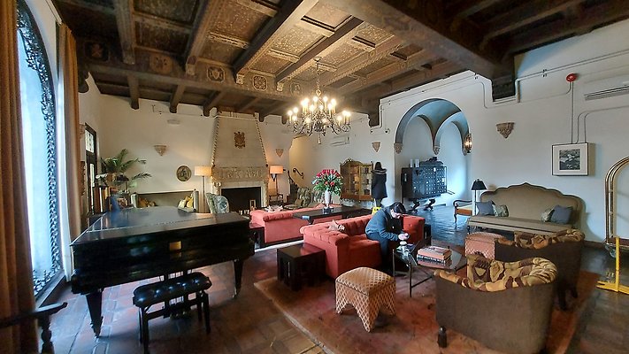 Hlywd - Villa Carlotta - 5959 Franklin - Prod Locs